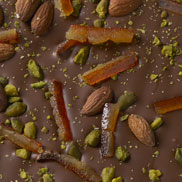 Chocolat au lait aux amandes, pistaches et oranges confites